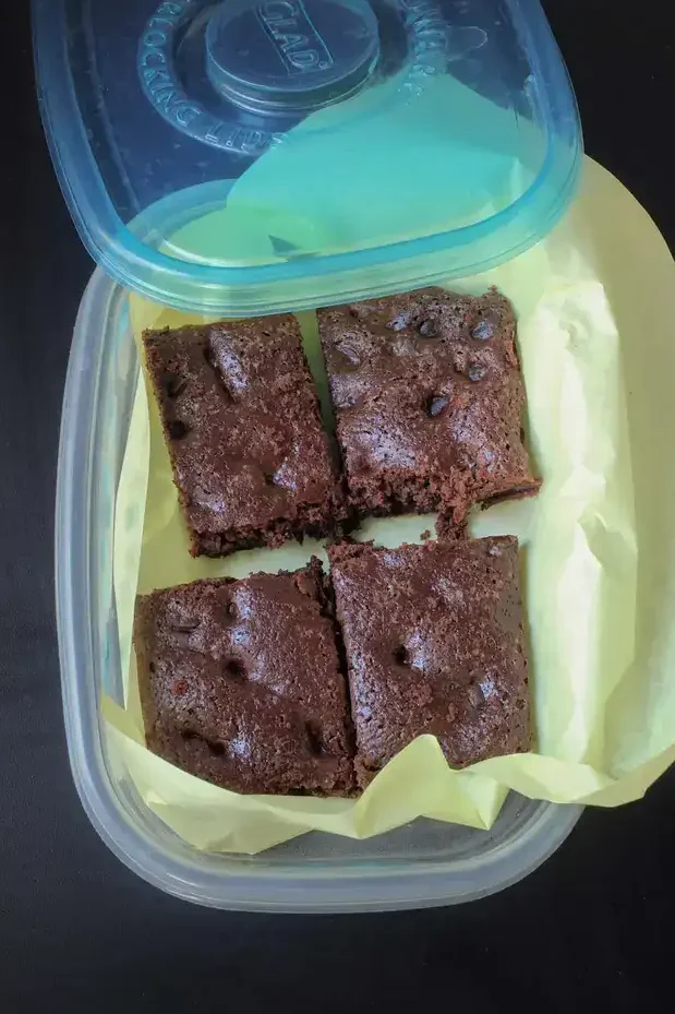 Storing brownies in a plastic container