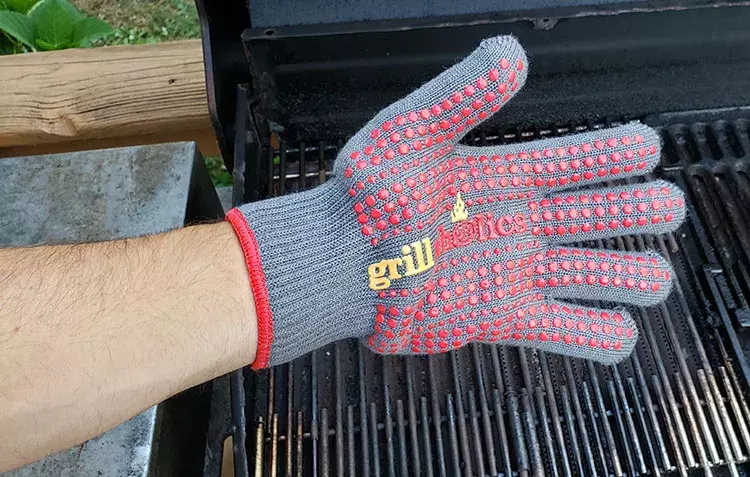 Heat-resistant BBQ gloves made of aramid fabric, perfect for handling hot smokers and utensils.