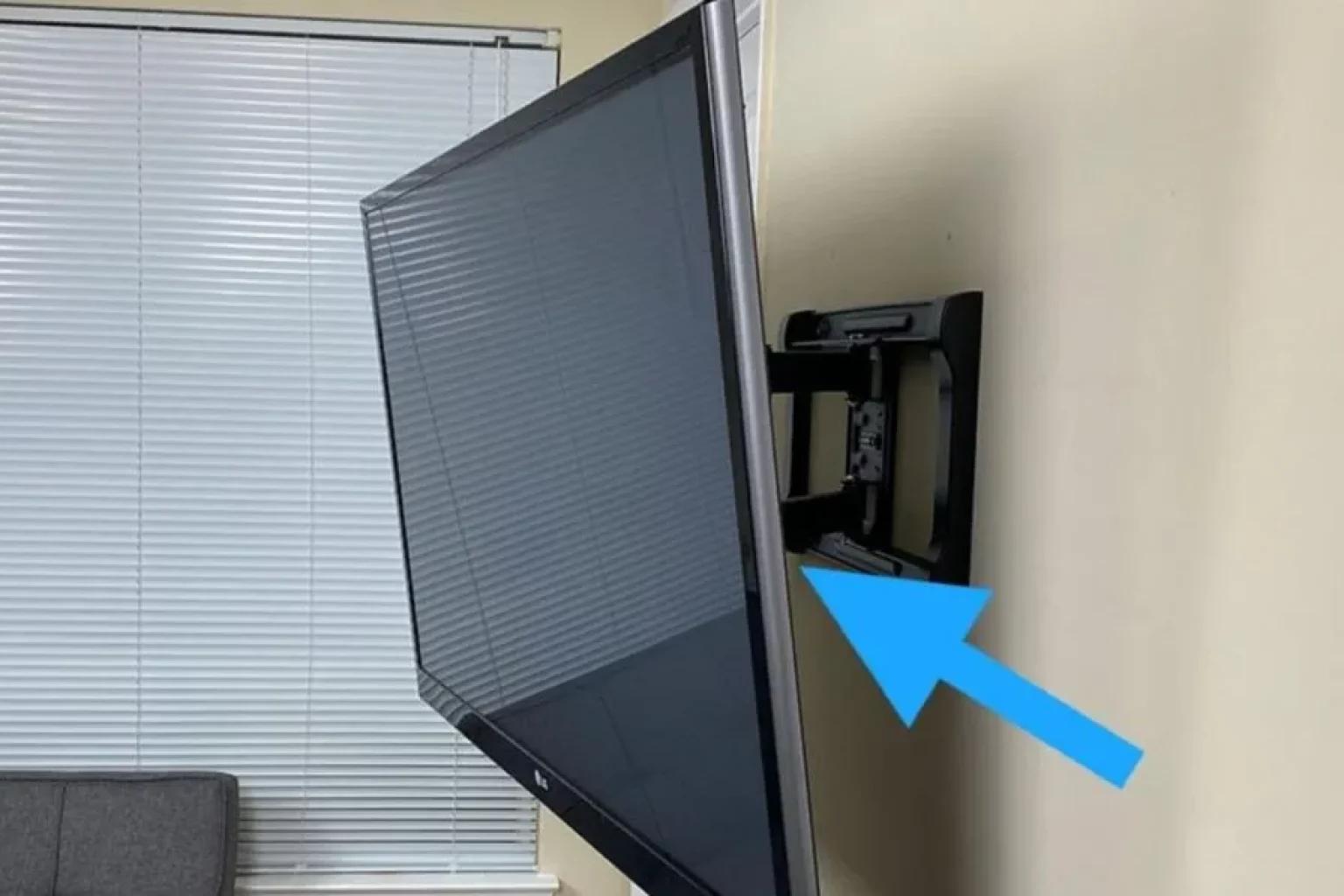 Correct tilt for mounted tv